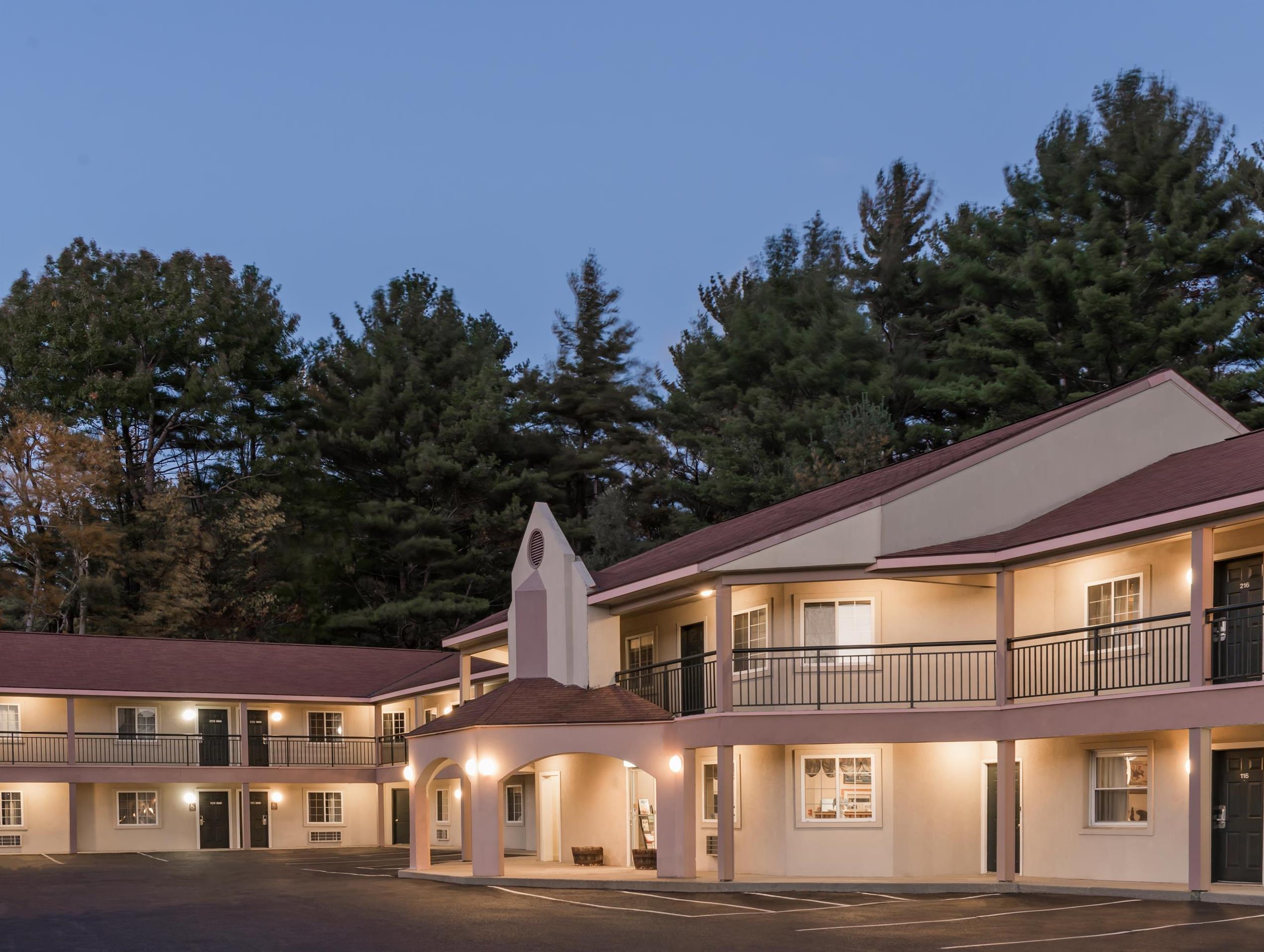 Howard Johnson By Wyndham Lenox Hotel Exterior photo