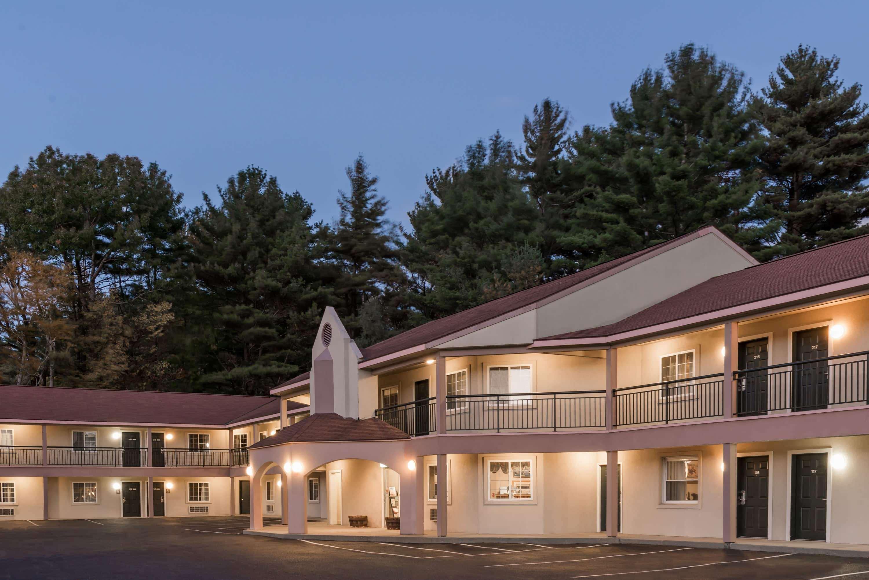 Howard Johnson By Wyndham Lenox Hotel Exterior photo