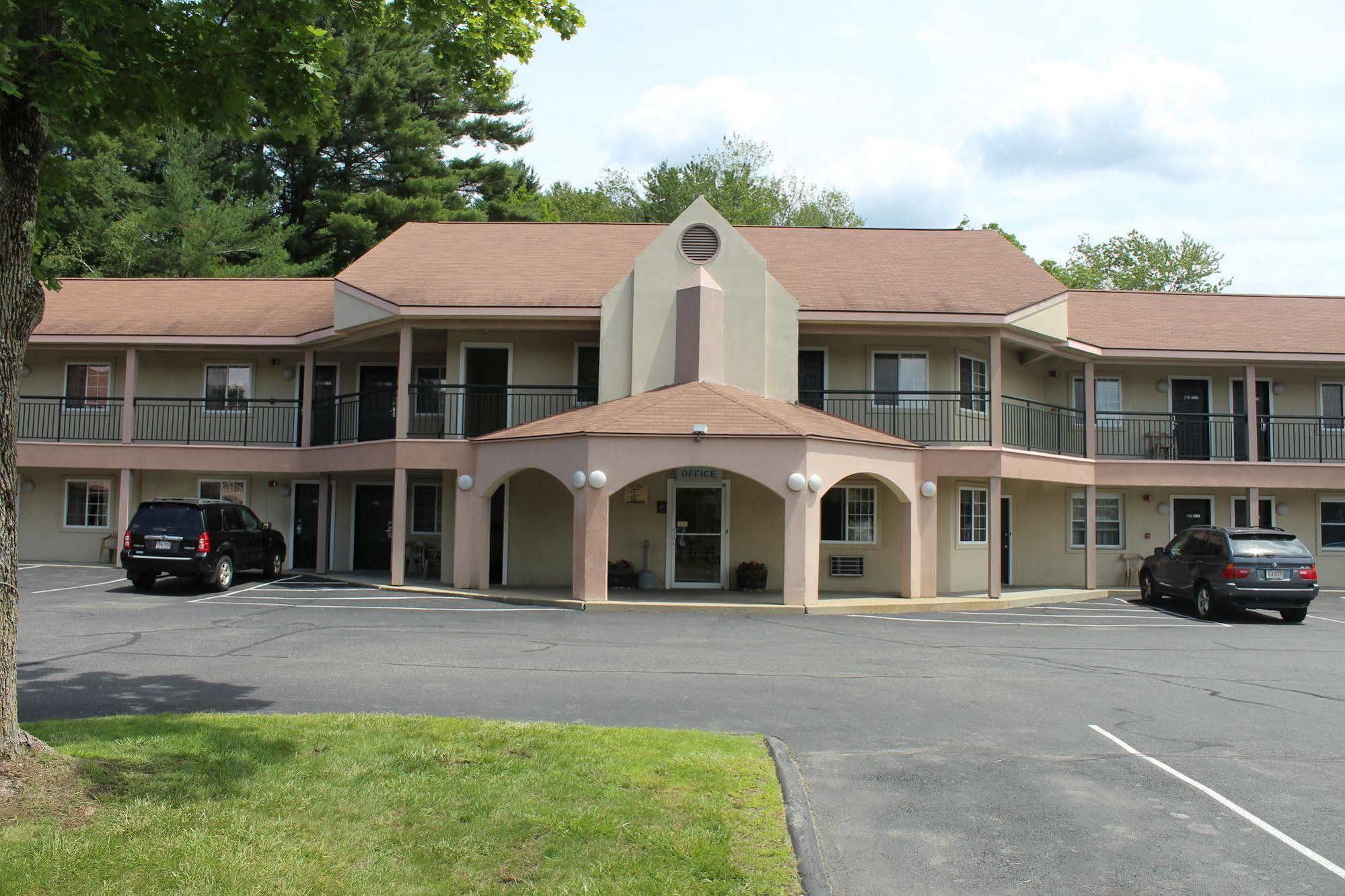 Howard Johnson By Wyndham Lenox Hotel Exterior photo