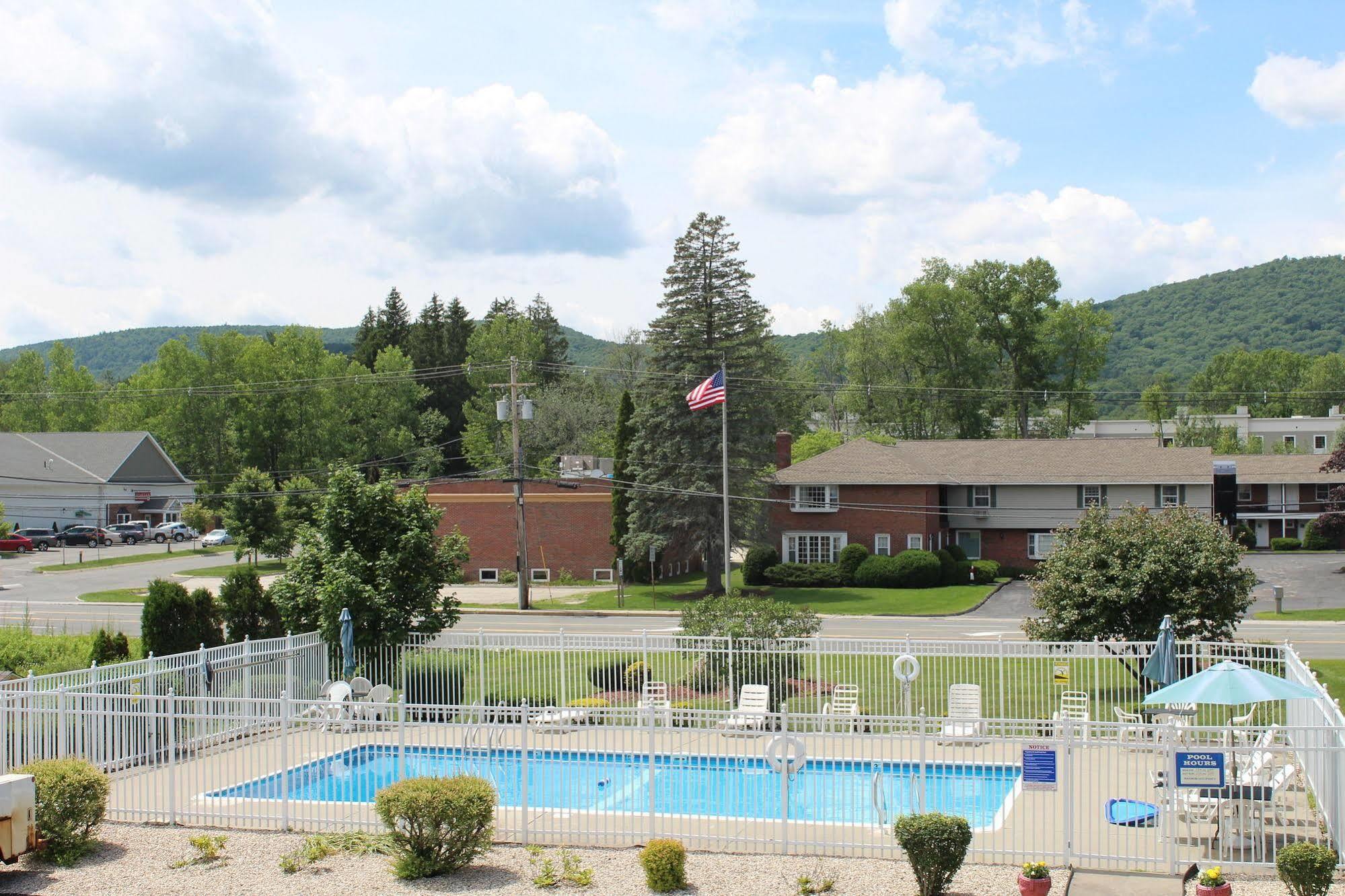 Howard Johnson By Wyndham Lenox Hotel Exterior photo