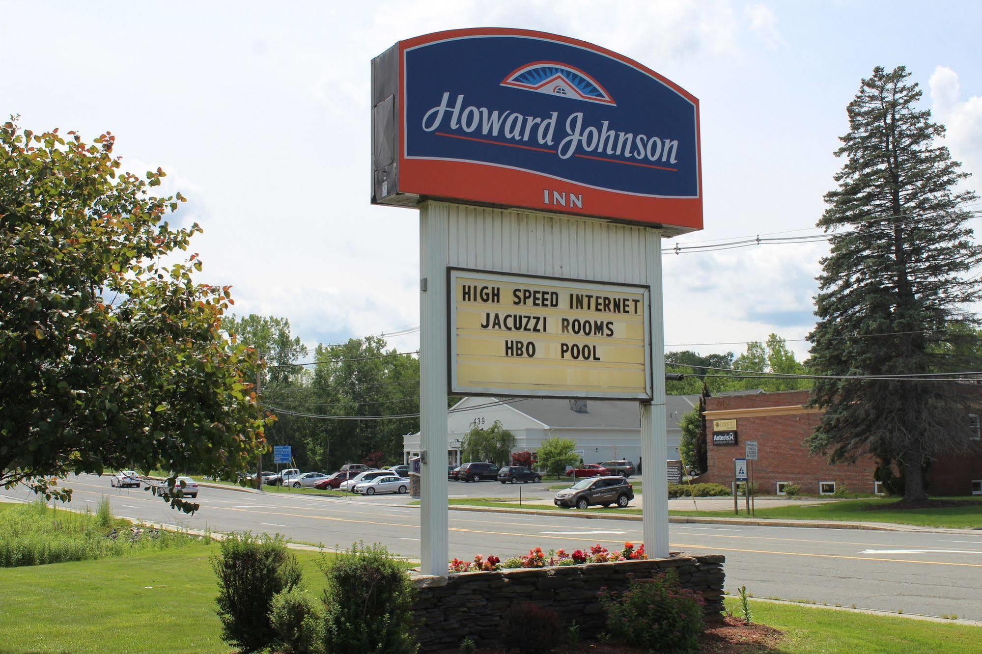 Howard Johnson By Wyndham Lenox Hotel Exterior photo