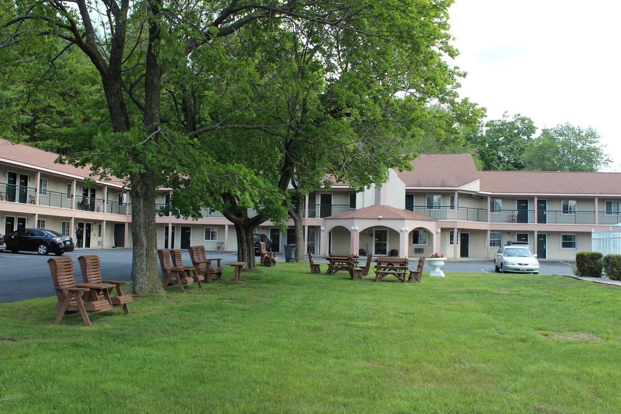 Howard Johnson By Wyndham Lenox Hotel Exterior photo